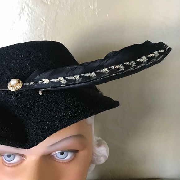 GRACEFUL 1940s\' BLACK FABRIC HAT WITH PAINTED FEATHER & DOTTED VEIL